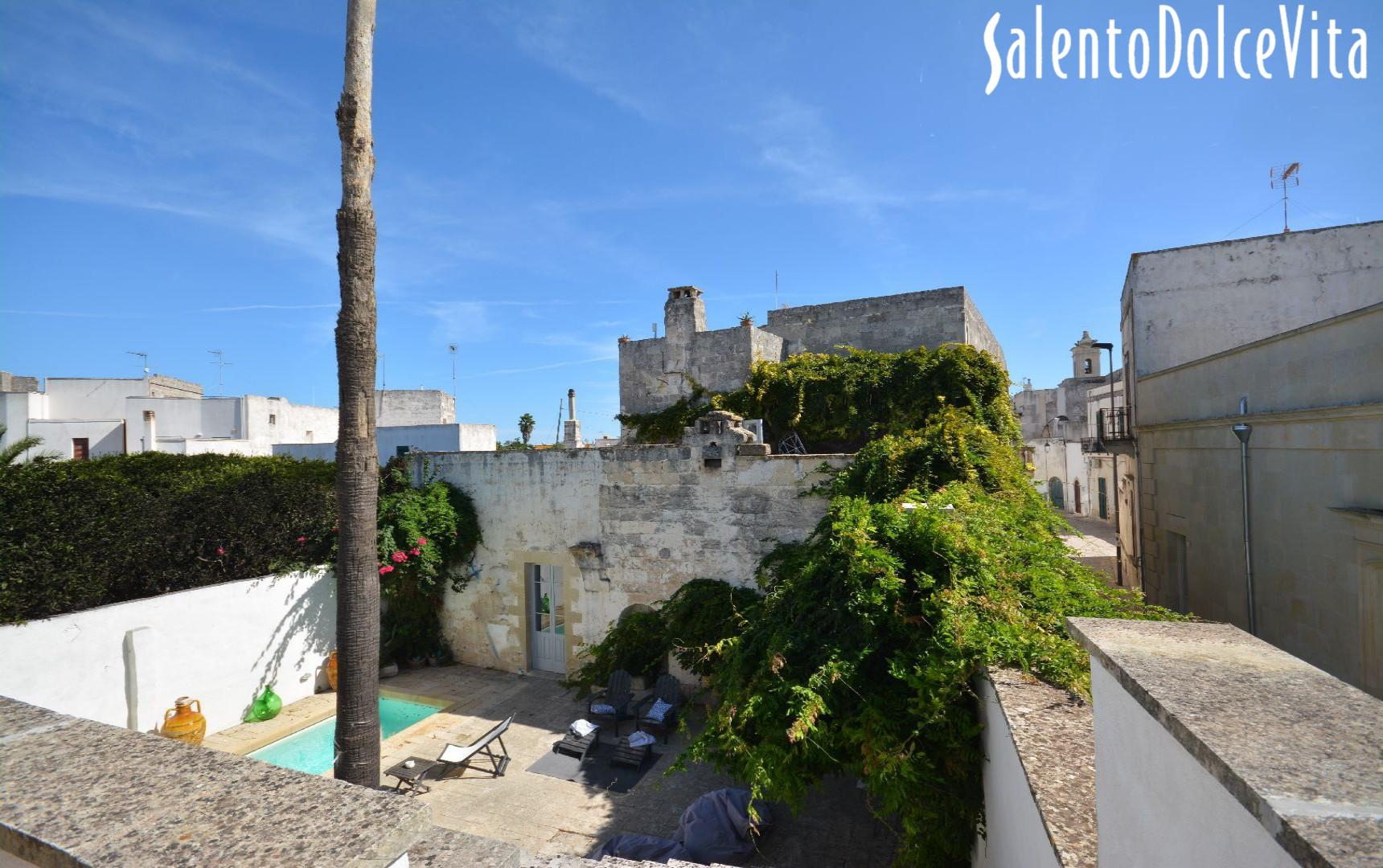 Blick auf den Innenhof von der Terrasse im ersten Stock