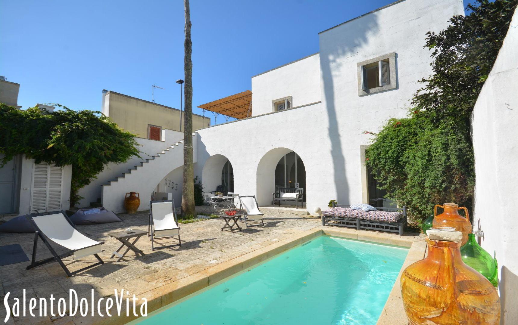 courtyard with swimming pool 