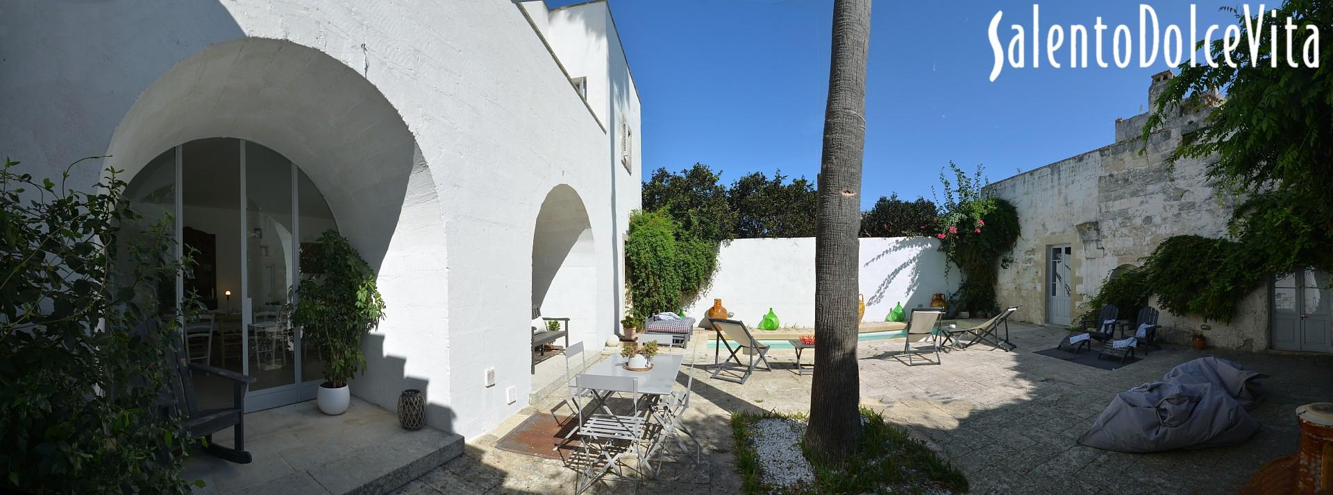 courtyard with swimming pool 