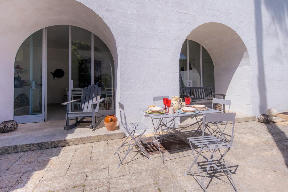 courtyard with swimming pool