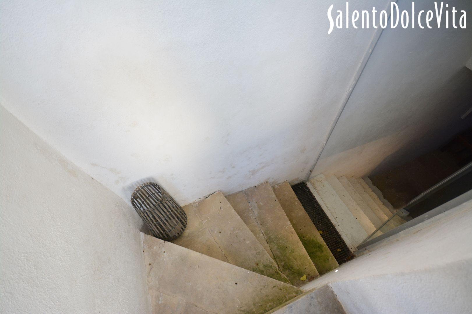 accès au spa par un escalier depuis la cour