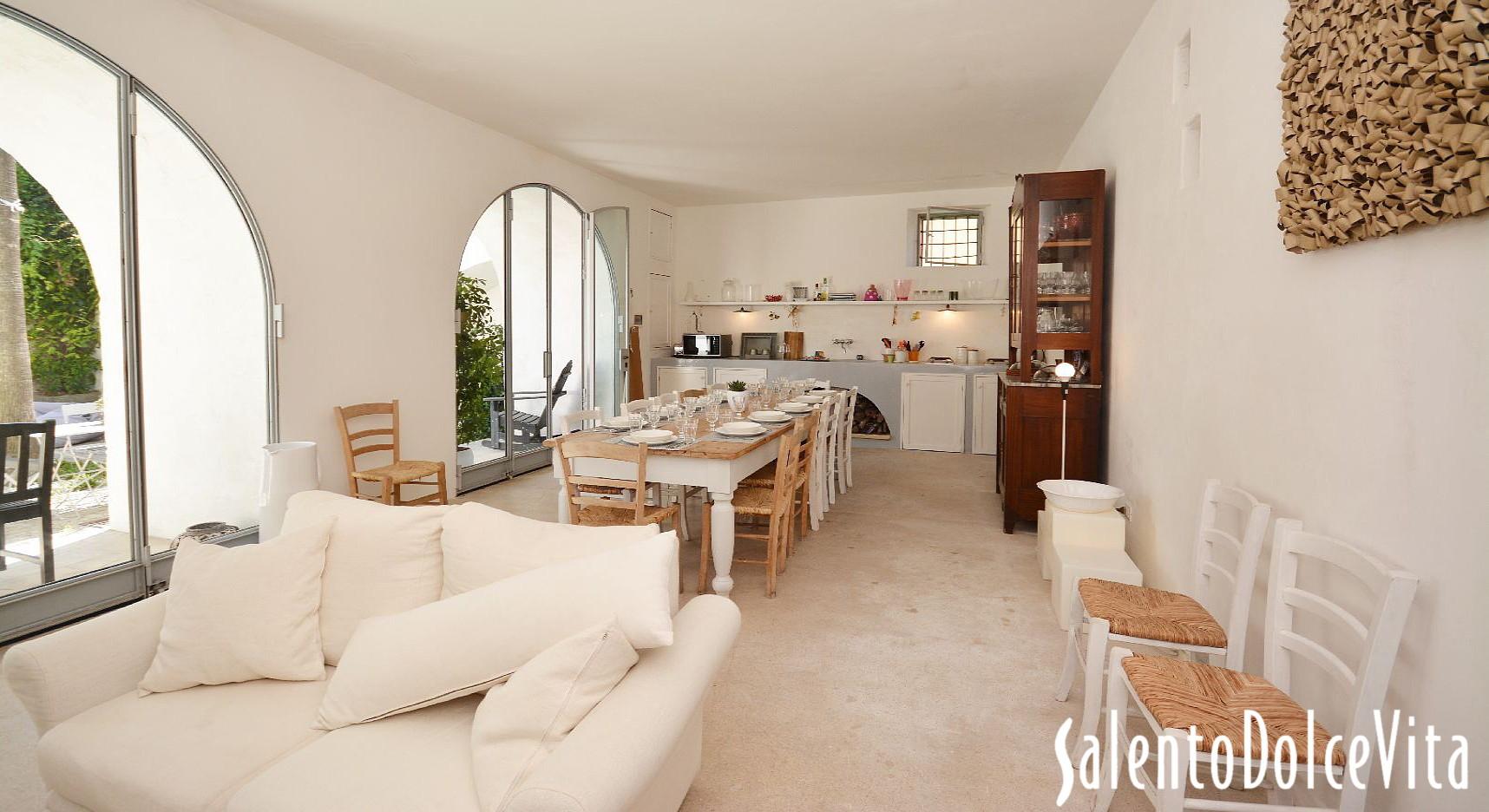 salotto al piano terra con cucina e sala da pranzo