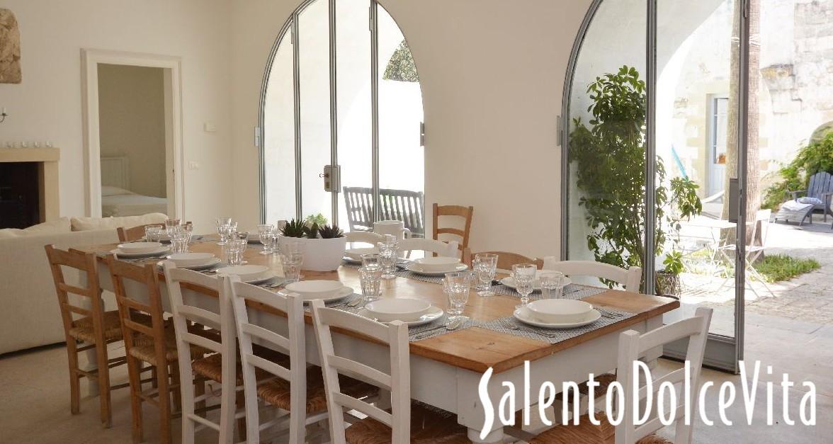 salotto al piano terra con cucina e sala da pranzo