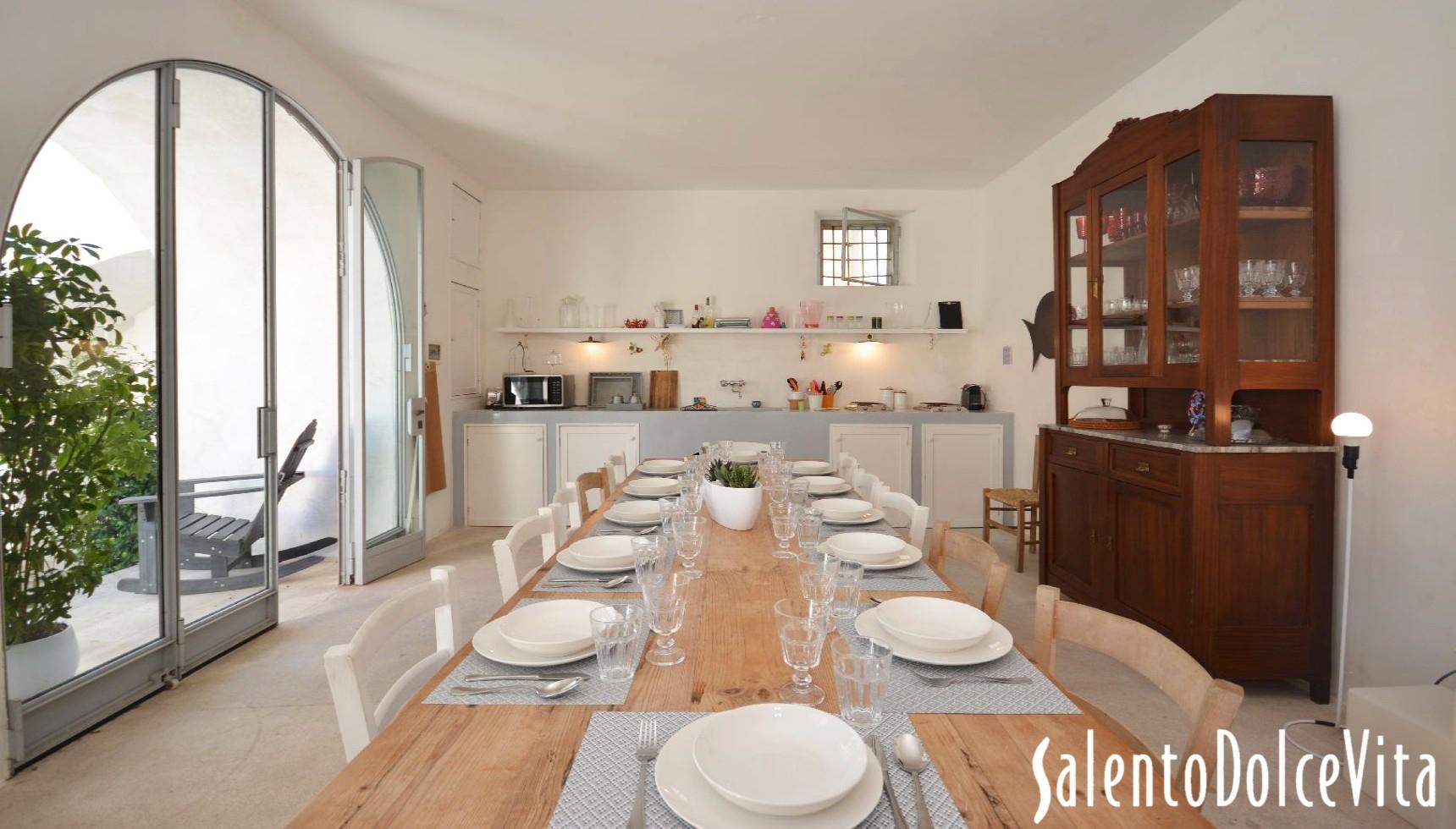 salotto al piano terra con cucina e sala da pranzo