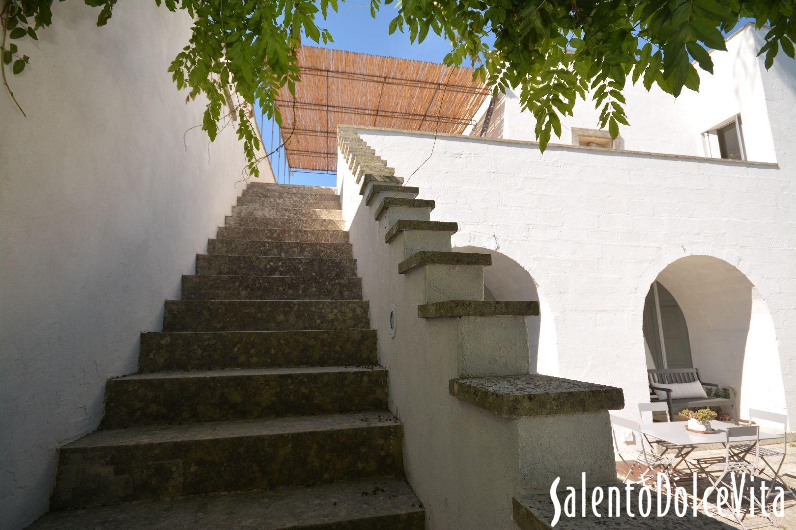 escalier extérieur qui mène au premier étage