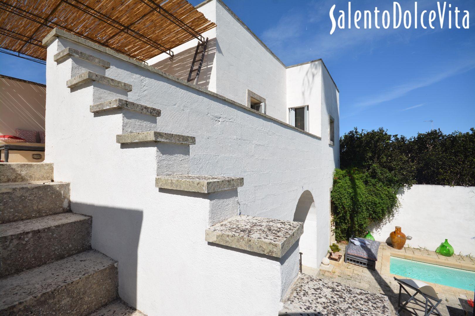 escalier extérieur qui mène au premier étage