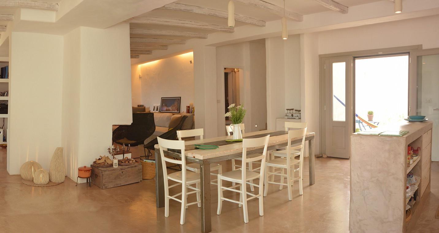 Kitchen & dining area 