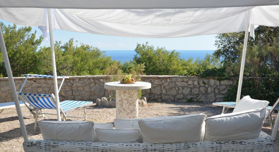 Jardin avec vue sur la mer