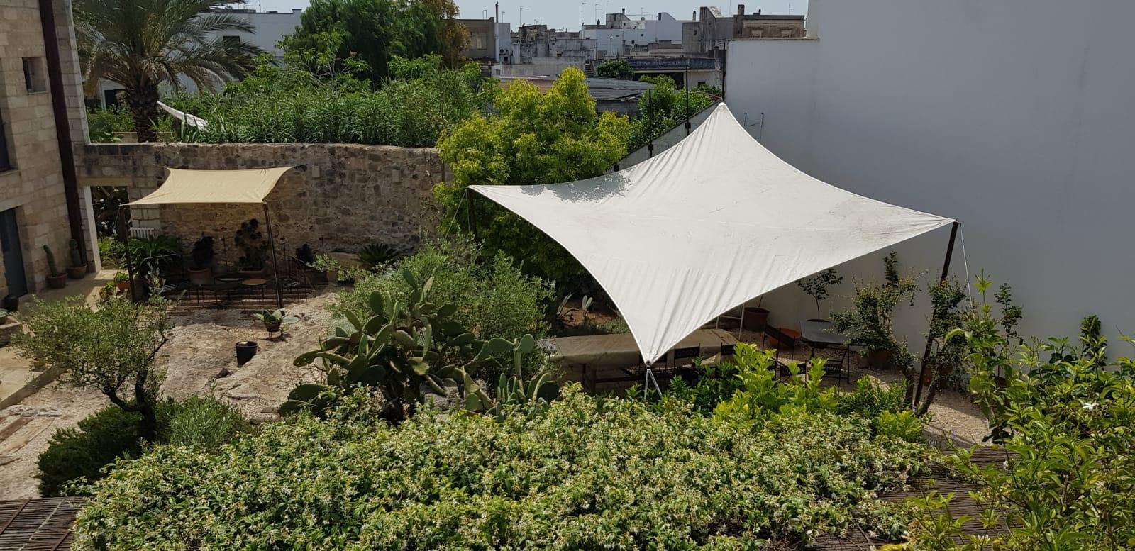 Vista sulla corte principale dalla terrazza panoramica arredata