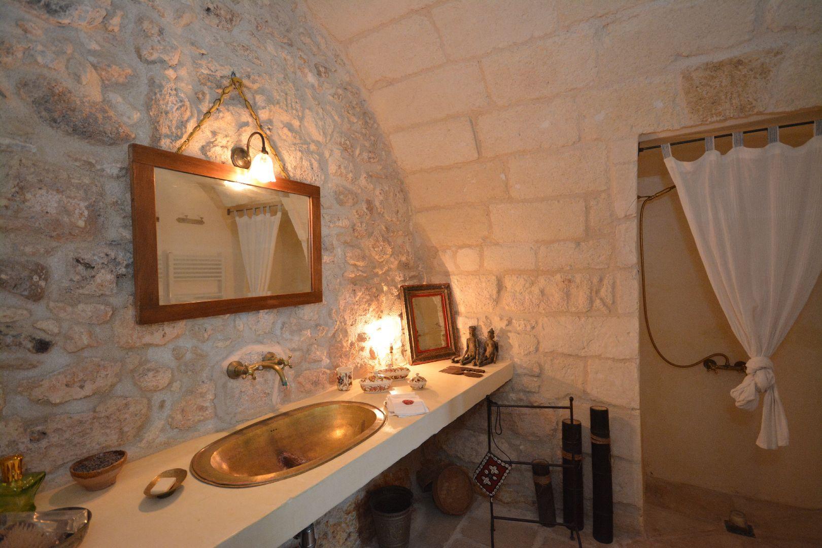 Maison principale, rez-de-chaussée, bureau avec lit simple, salle de bain / douche