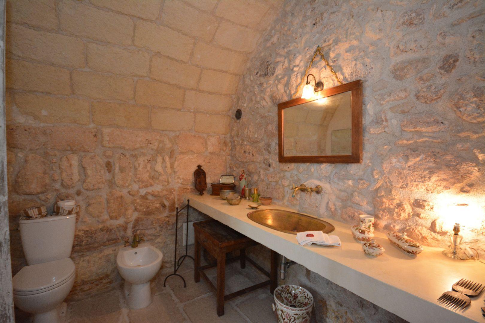 Maison principale, rez-de-chaussée, bureau avec lit simple, salle de bain / douche