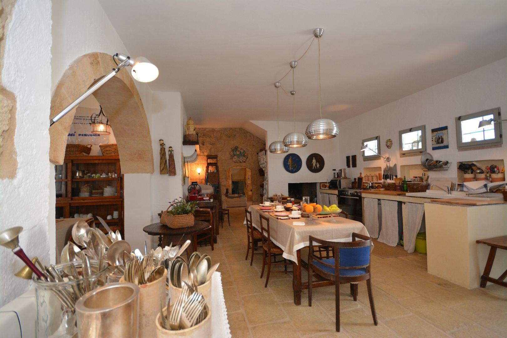 Casa principale, sala da pranzo al piano terra con cucina