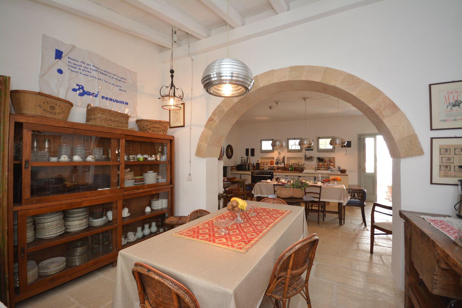 Casa principale, sala da pranzo al piano terra con cucina