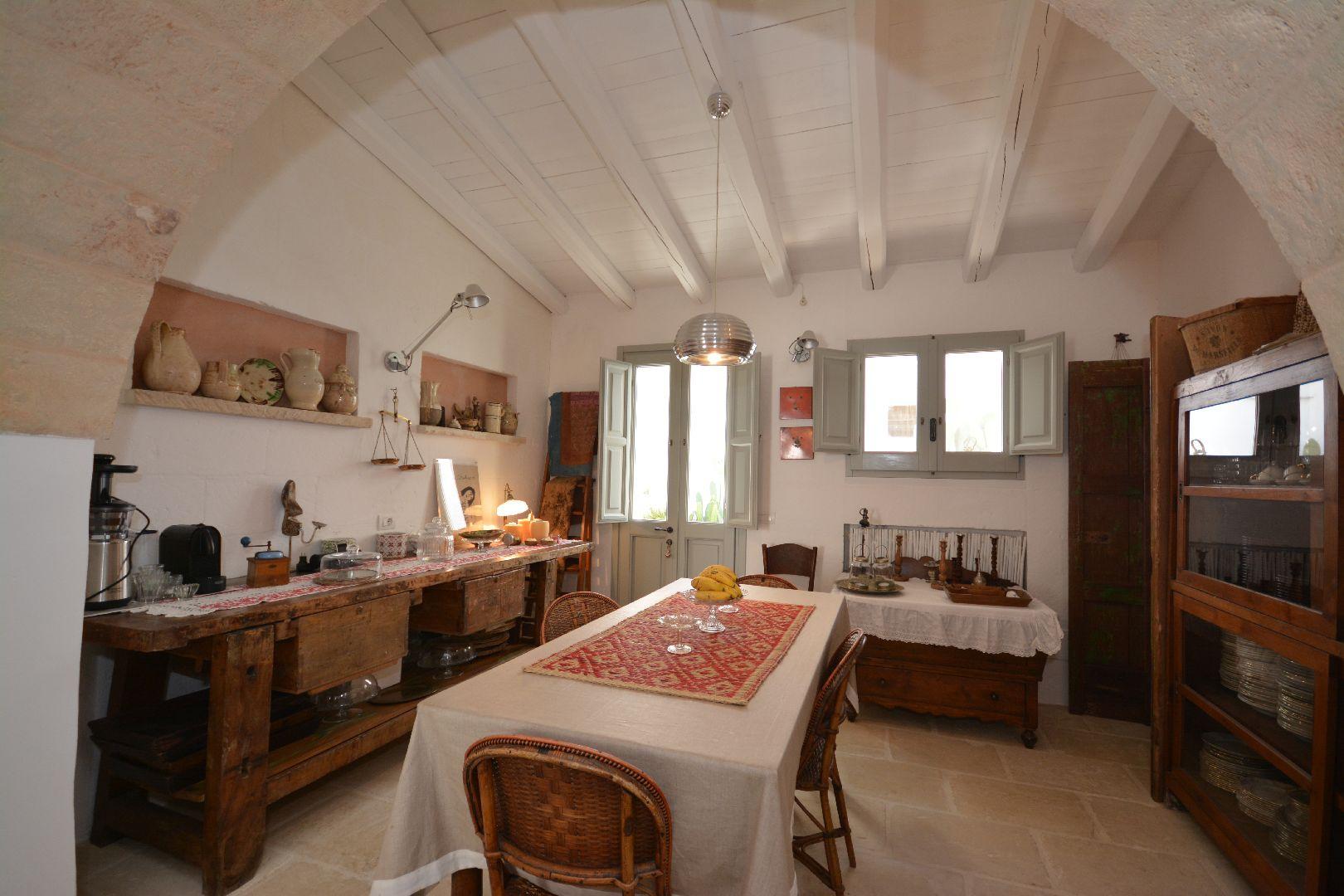 Maison principale, salle à manger au rez-de-chaussée avec cuisine