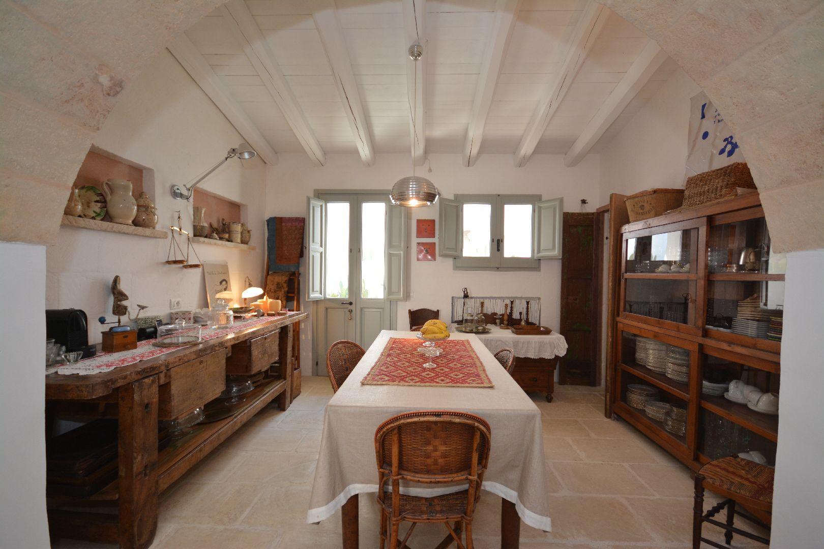 Maison principale, salle à manger au rez-de-chaussée avec cuisine