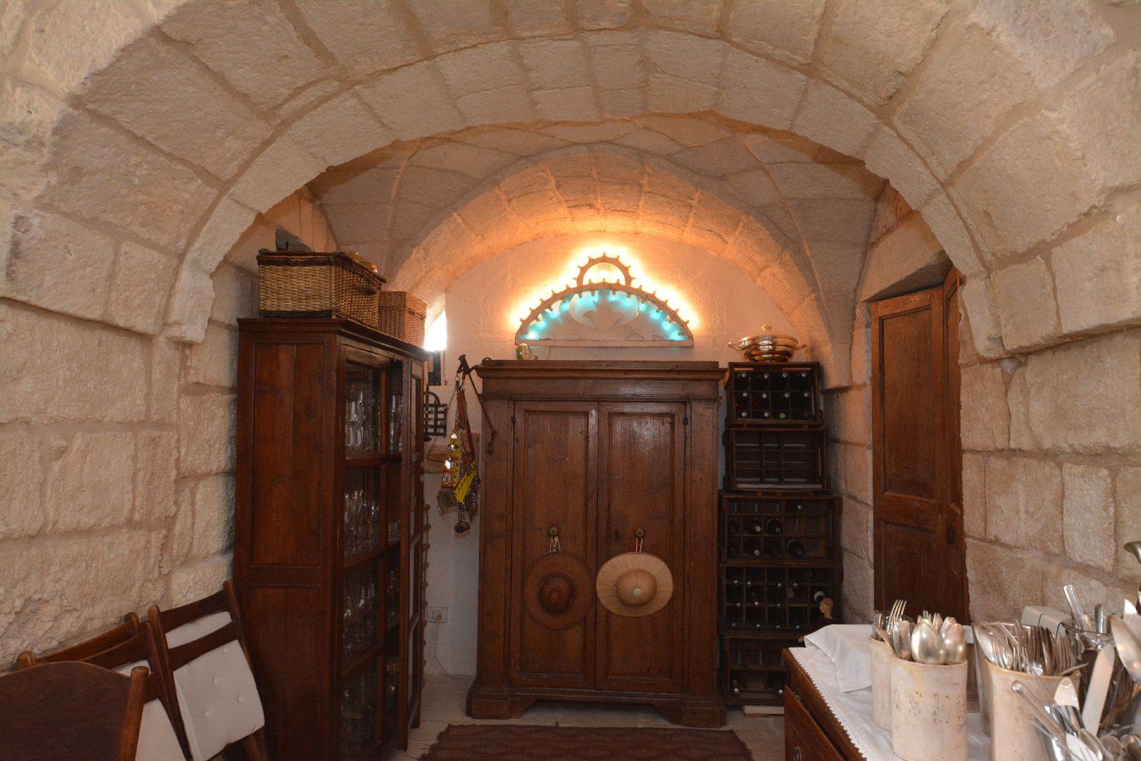 Casa principale, sala da pranzo al piano terra con cucina