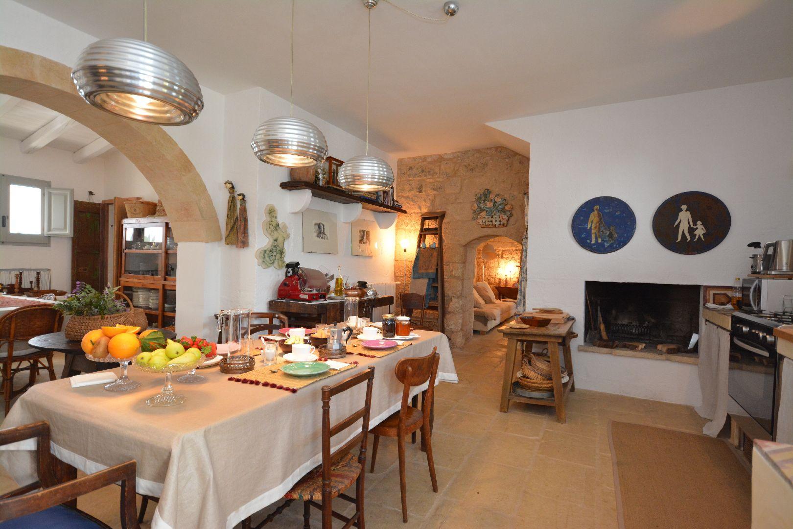 Maison principale, salle à manger au rez-de-chaussée avec cuisine