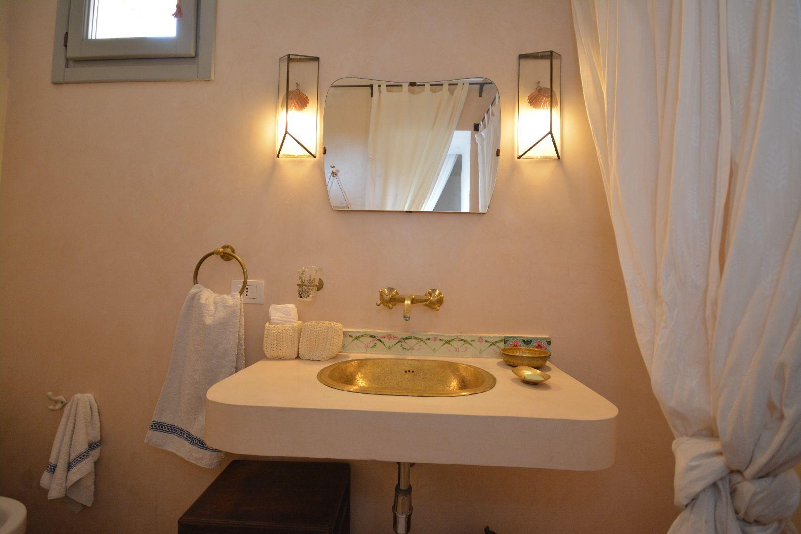 Maison principale, rez de chaussée, chambre double, salle de bains