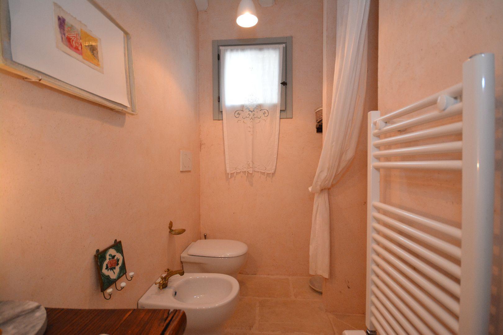 Casa principale, piano terra, nella parte posteriore, camera da letto matrimoniale A, bagno