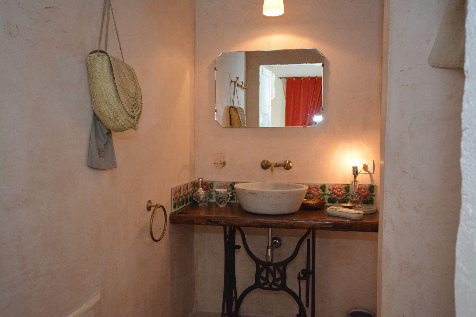 Casa principale, piano terra, nella parte posteriore, camera da letto matrimoniale A, bagno