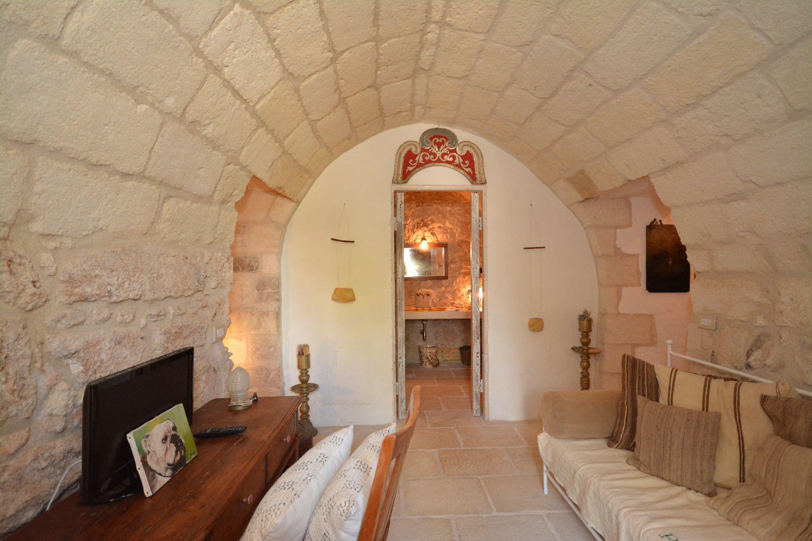 Maison principale, petit bureau au rez-de-chaussée avec canapé-lit simple et salle de bain privée avec douche