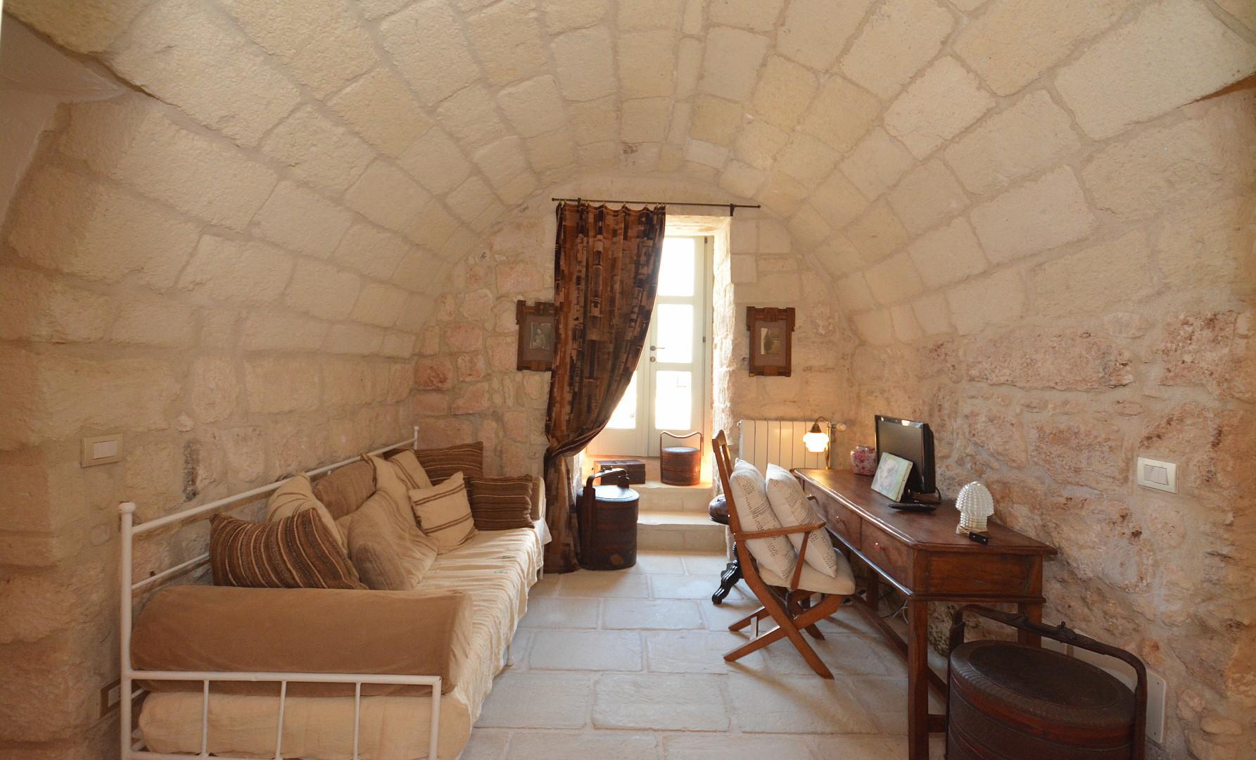 Maison principale, petit bureau au rez-de-chaussée avec canapé-lit simple et salle de bain privée avec douche