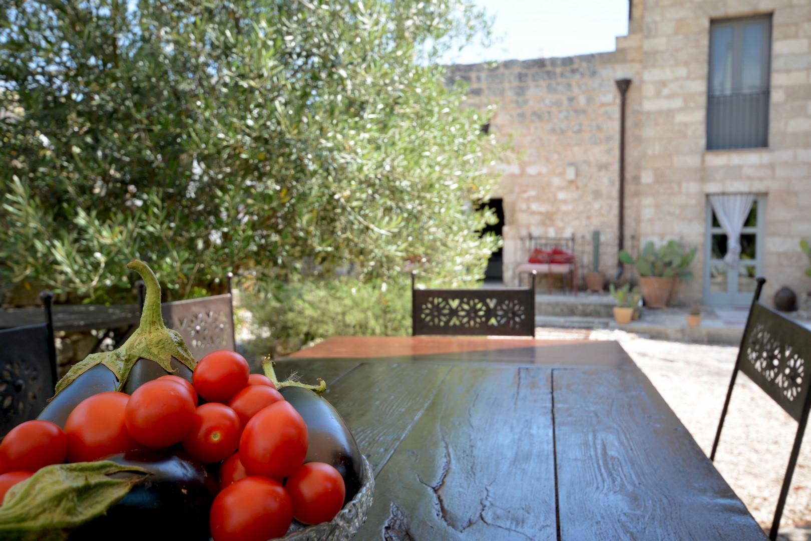 Corte principale, zona pranzo con tavolo