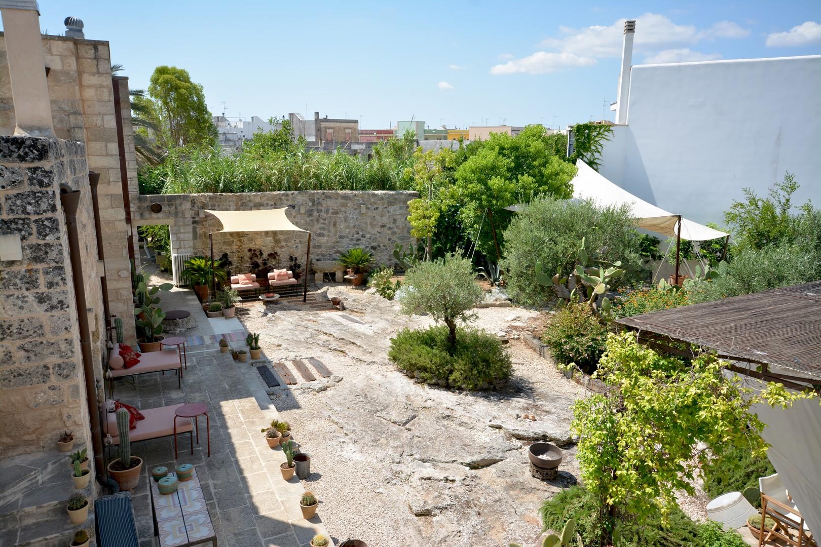 Vue sur la cour principale depuis le toit-terrasse meublé