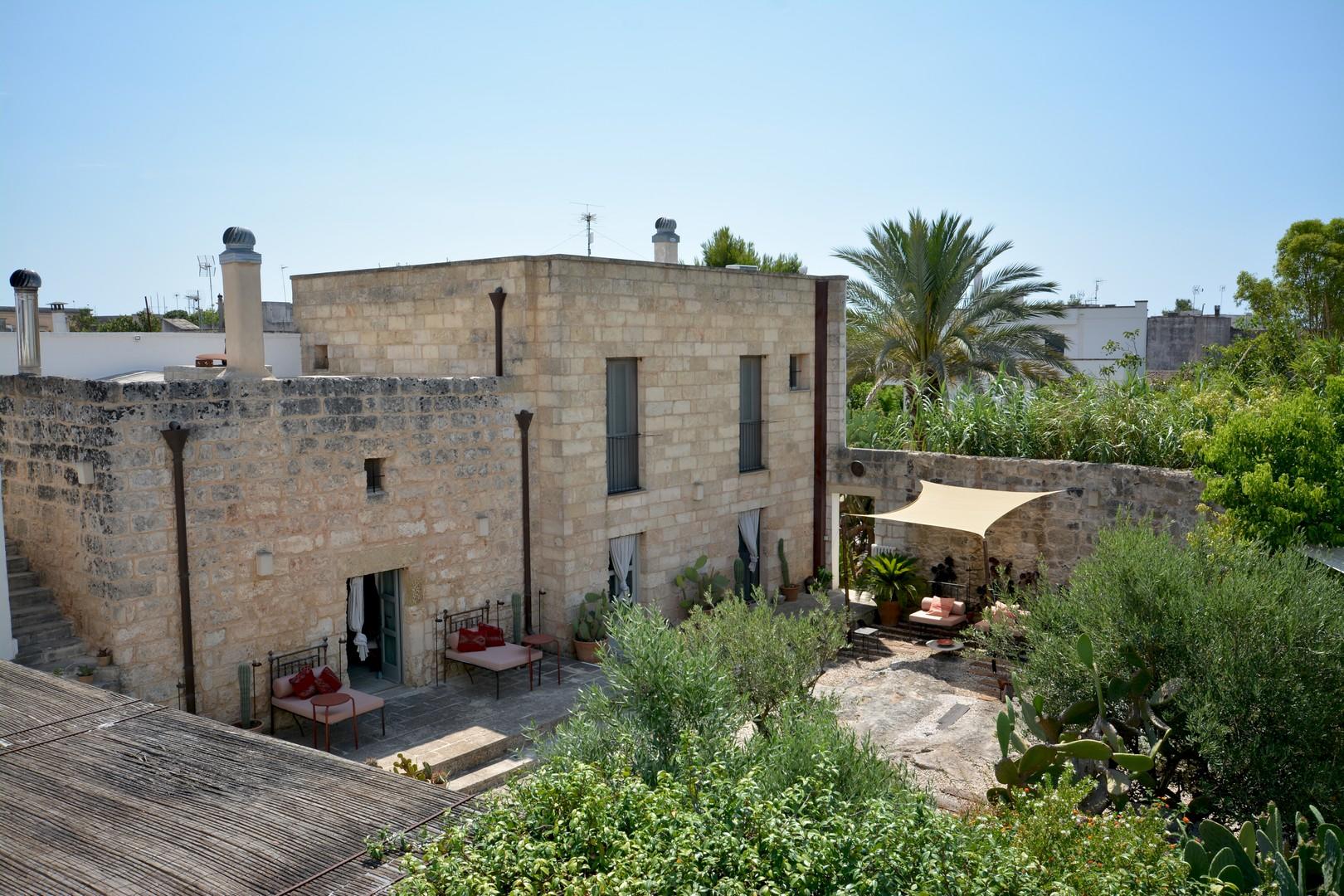 Vista sulla corte principale dalla terrazza panoramica arredata