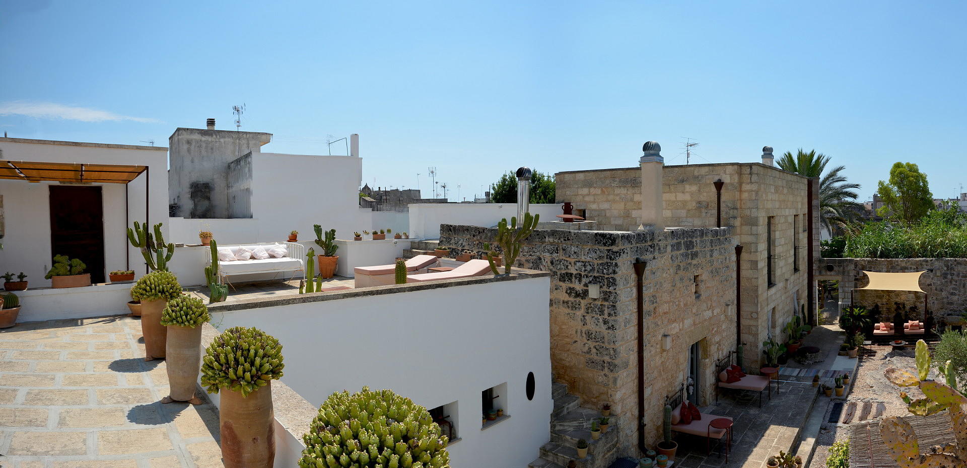 Vista sulla corte principale dalla terrazza panoramica arredata