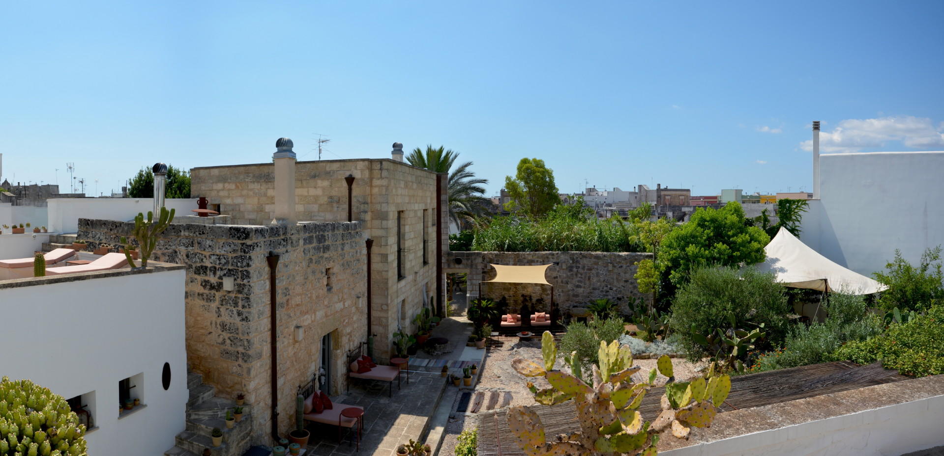 Vista sulla corte principale dalla terrazza panoramica arredata