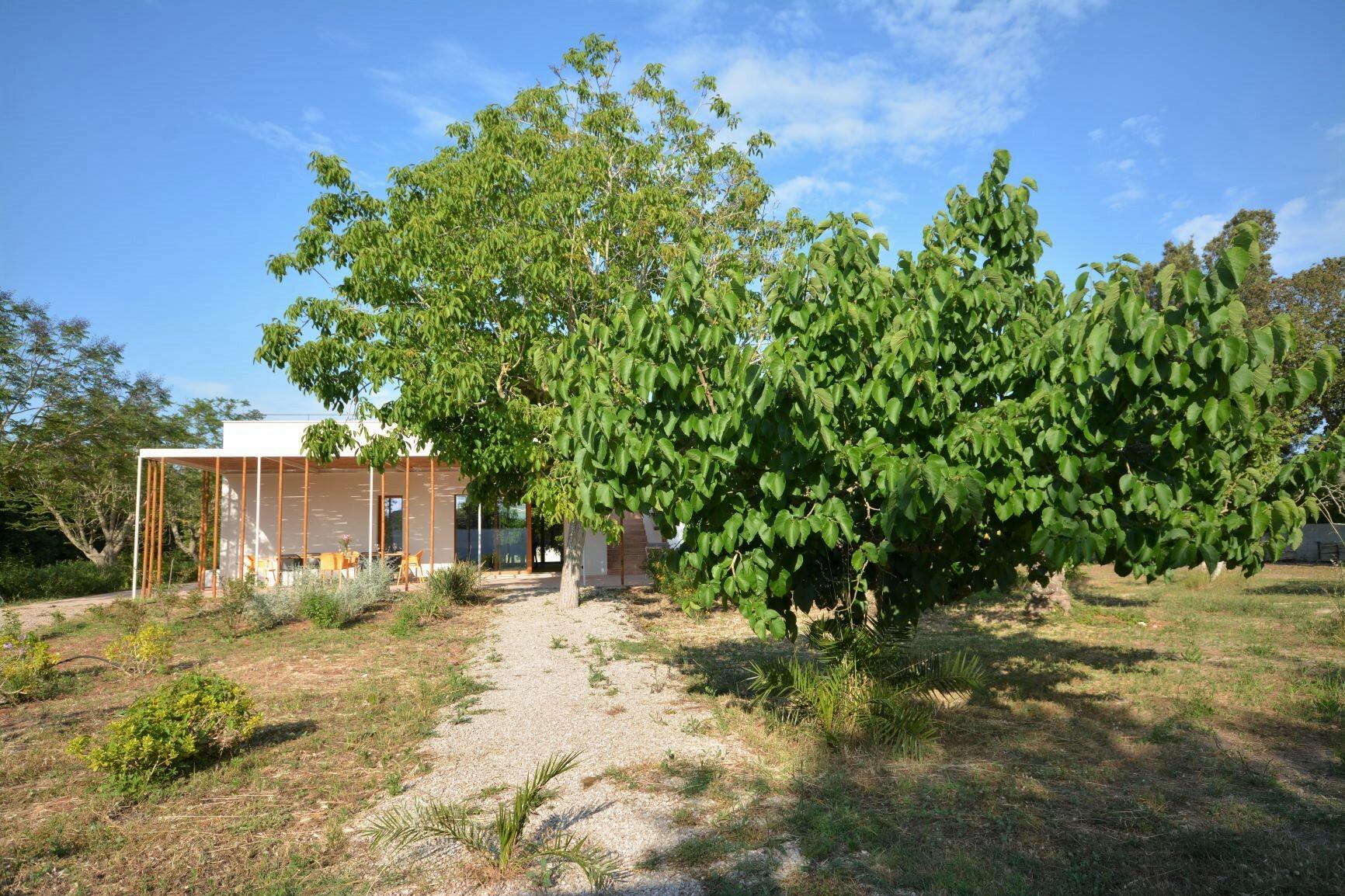 Pergola extérieure meublée