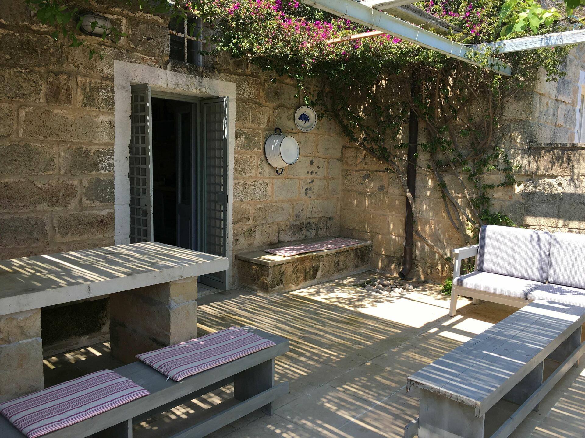 Outdoor area kitchen annex