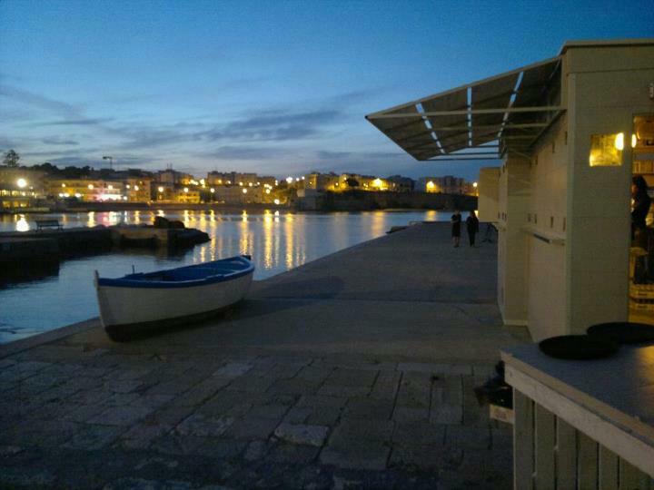 Otranto di notte, vista sulla baia