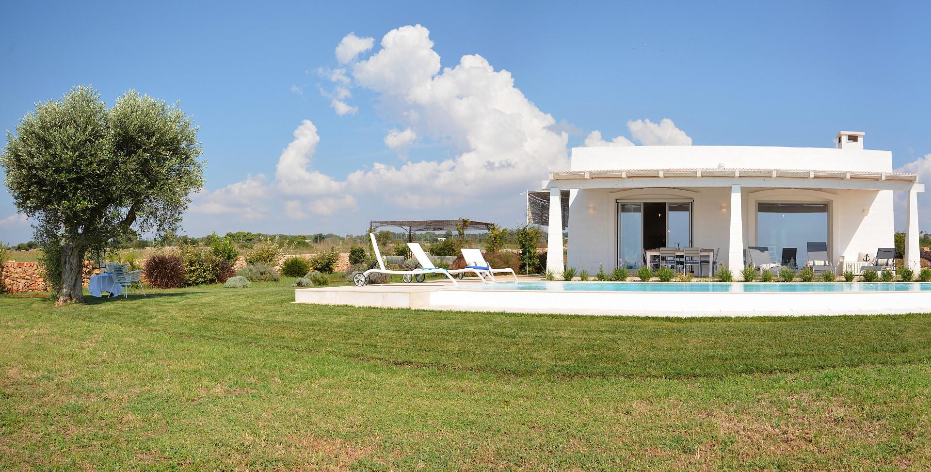 La villa la piscina il giardino e la vista sul mare