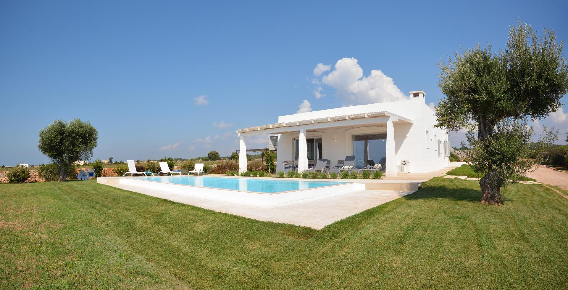 The villa and the pool