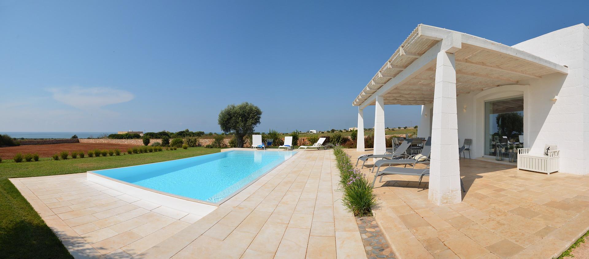 La villa la piscina il giardino e la vista sul mare