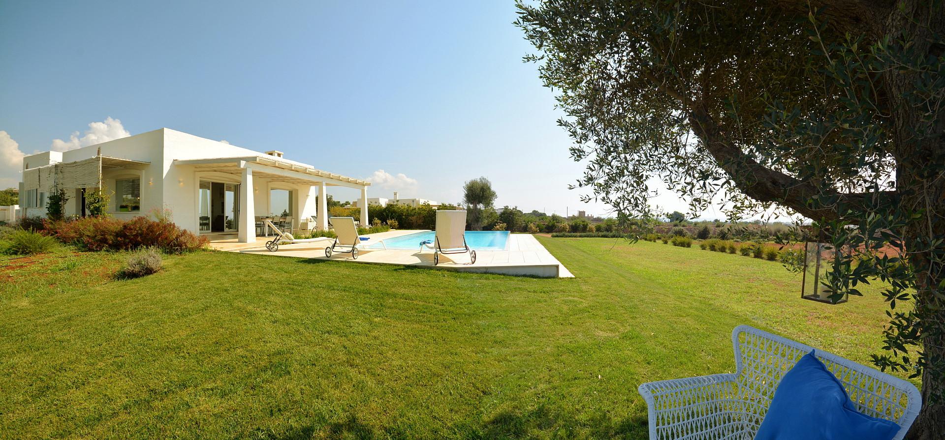 La villa, la piscine le jardin et la vue sur la mer