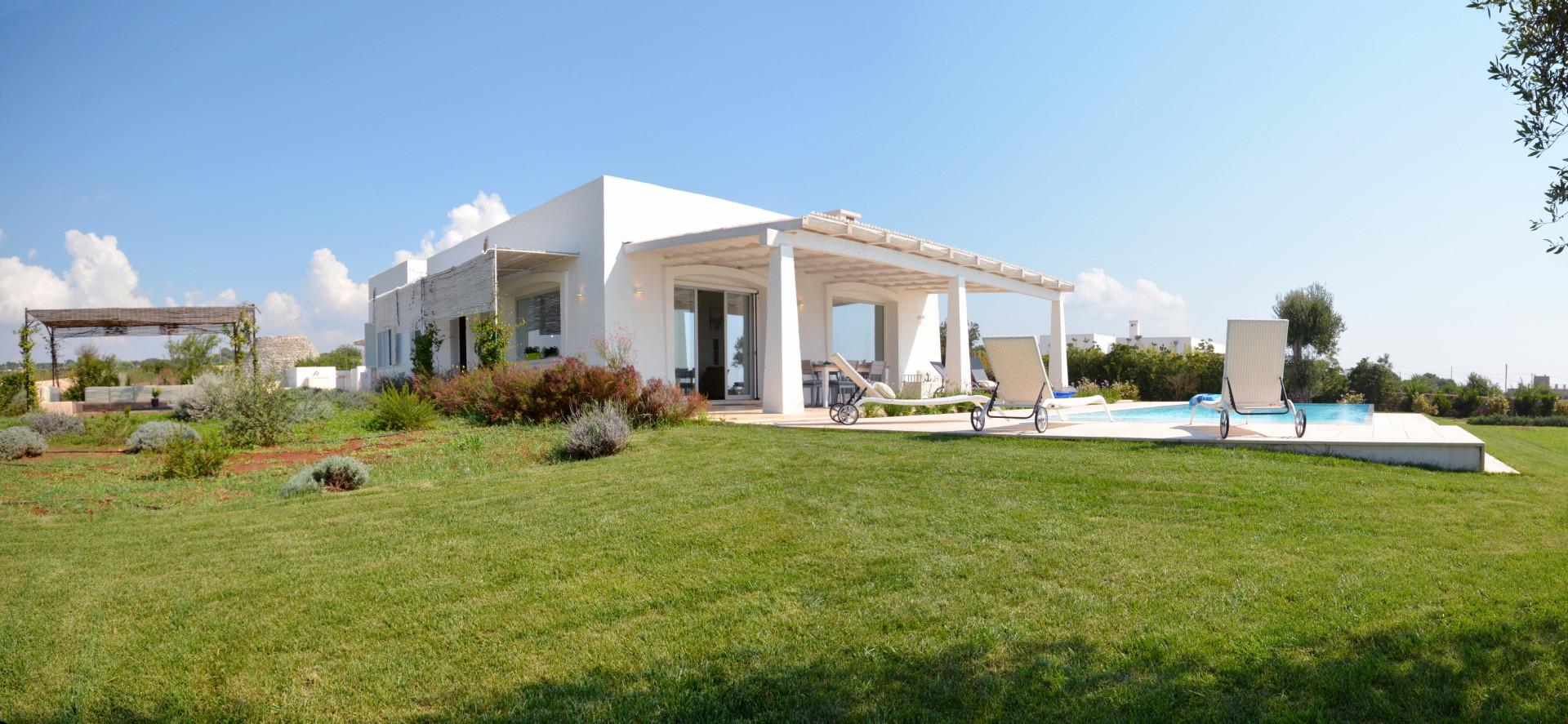 La villa la piscina il giardino e la vista sul mare