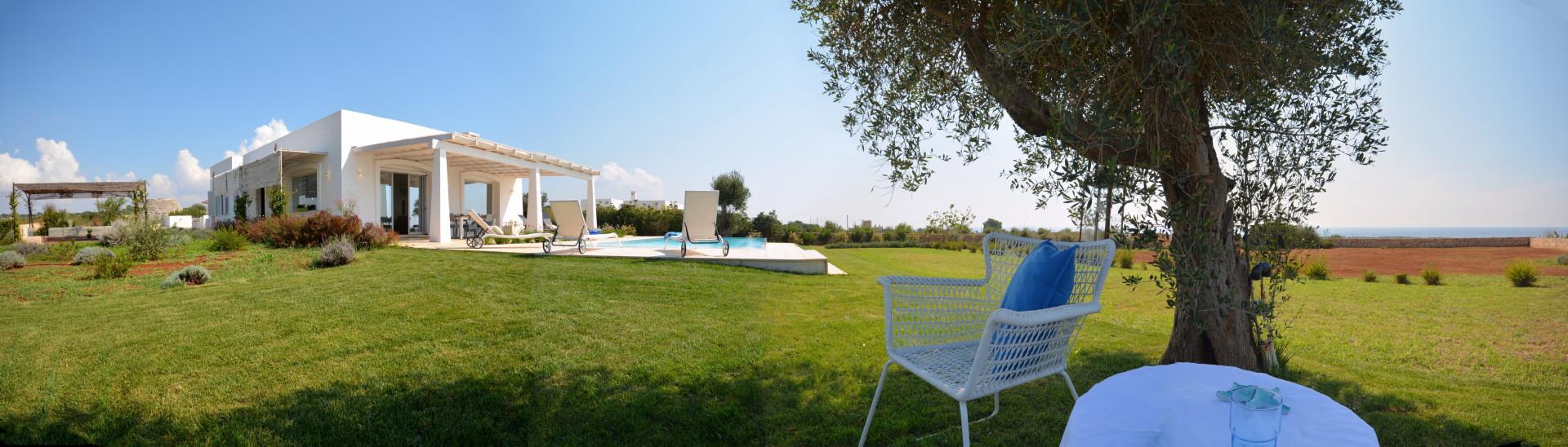 La villa la piscina il giardino e la vista sul mare