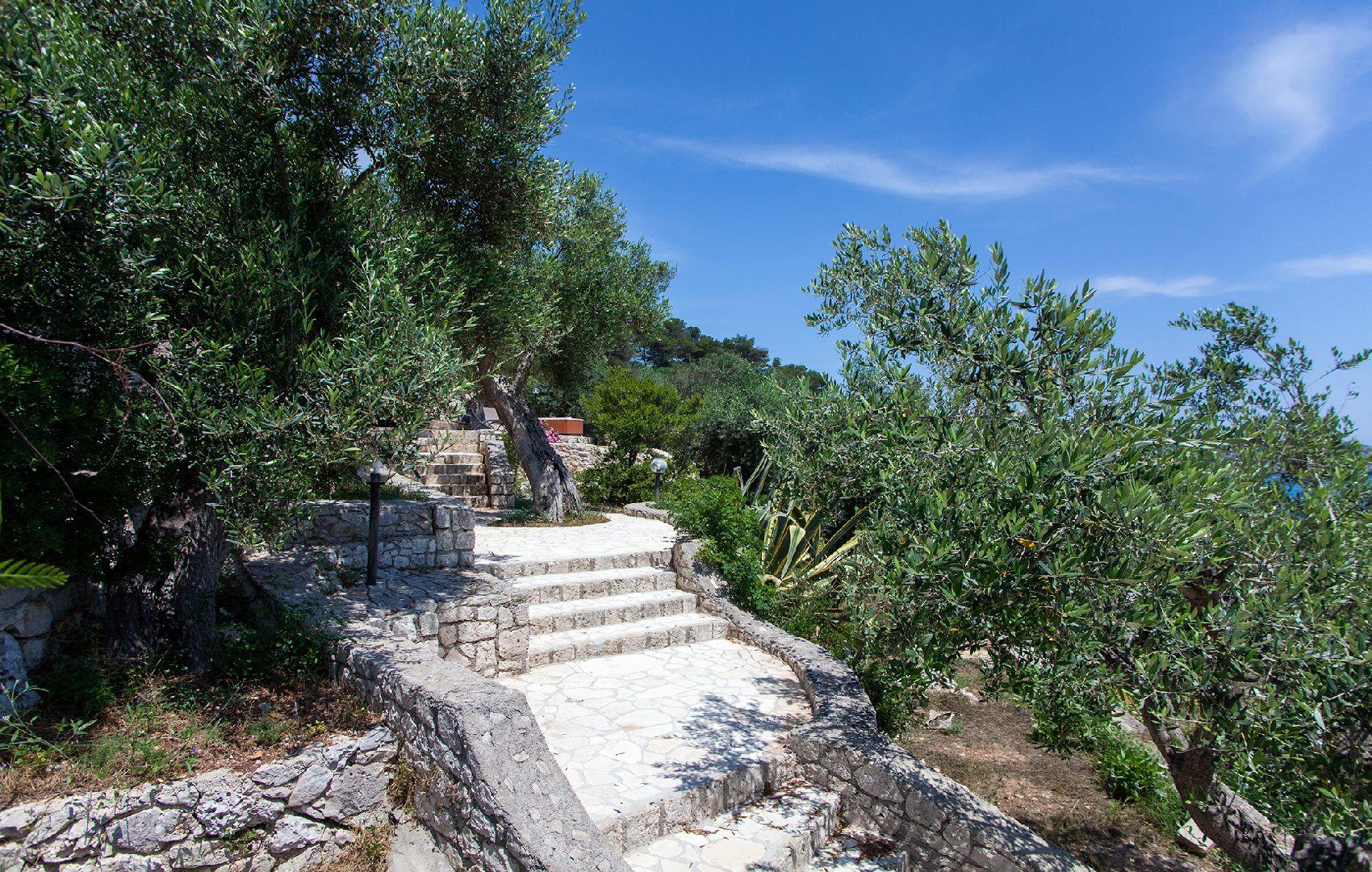 nel giardino di proprietà percorso con scale in pietra che portano a casa