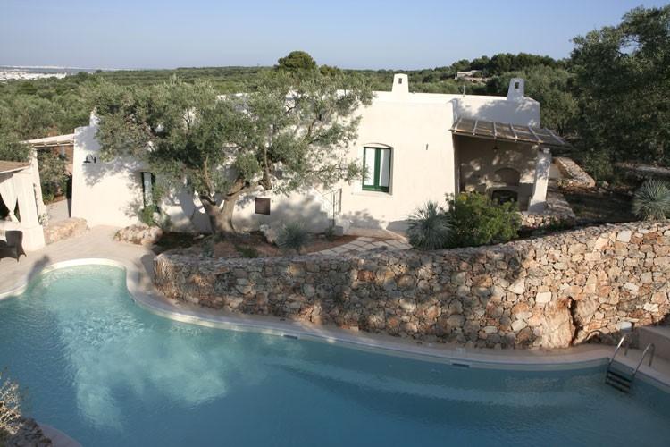 Piscina e pergola in comune