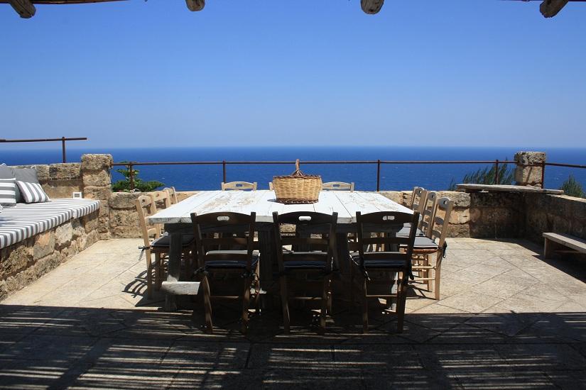 Eingerichtete Terrasse mit Meerblick