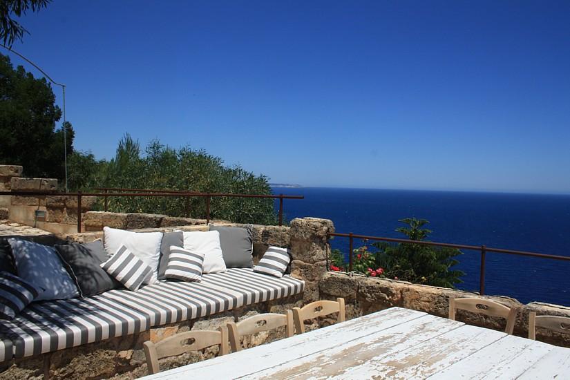 Eingerichtete Terrasse mit Meerblick