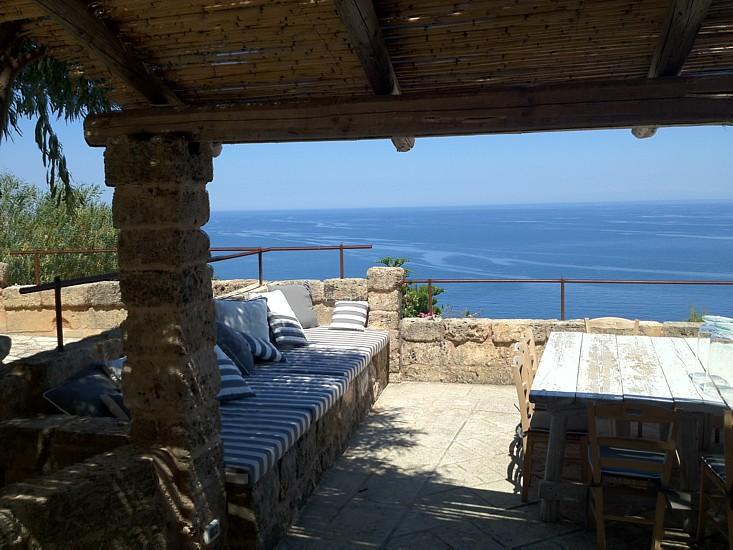 Eingerichtete Terrasse mit Meerblick