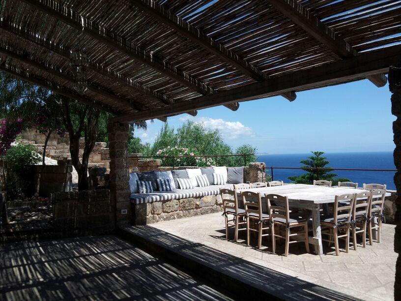 Eingerichtete Terrasse mit Meerblick