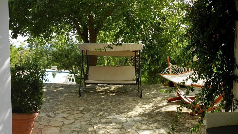 Pergola équipée à l‘arrière_vue vers la piscine