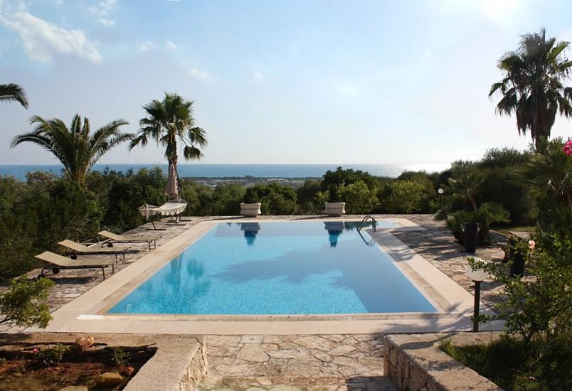 Piscine et vue mer