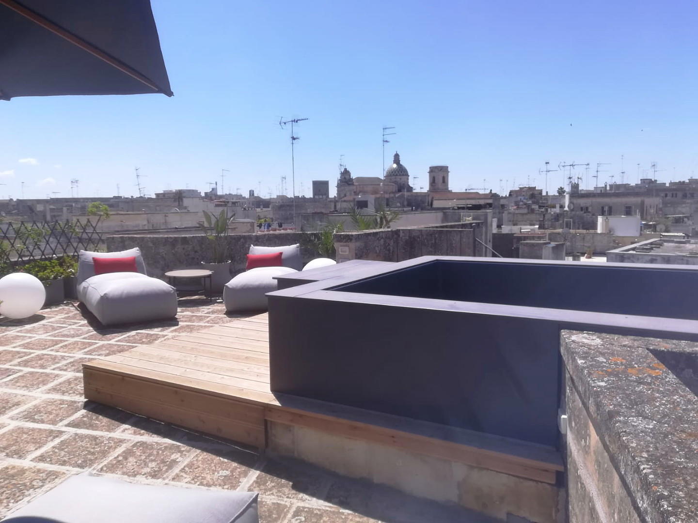 second floor 2° rooftop with pool