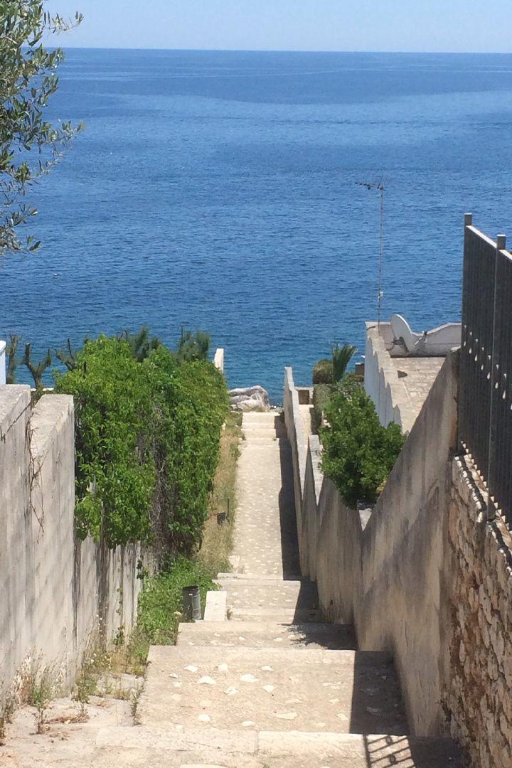 escalier en pierre à l‘accès public à la mer devant la maison